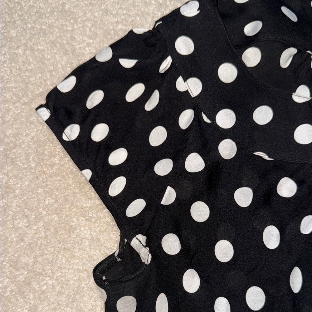 Chic Black and White Cap Sleeve Silk Blouse - Picture 3 of 5